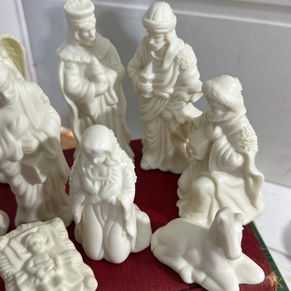 Vintage small bisque White Nativity Figurine Set - Picture 4 of 8